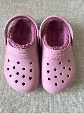 CROCS Dual Comfort Girls/Kids Pink Faux fur Lined mule Clogs w/strap, size 10
